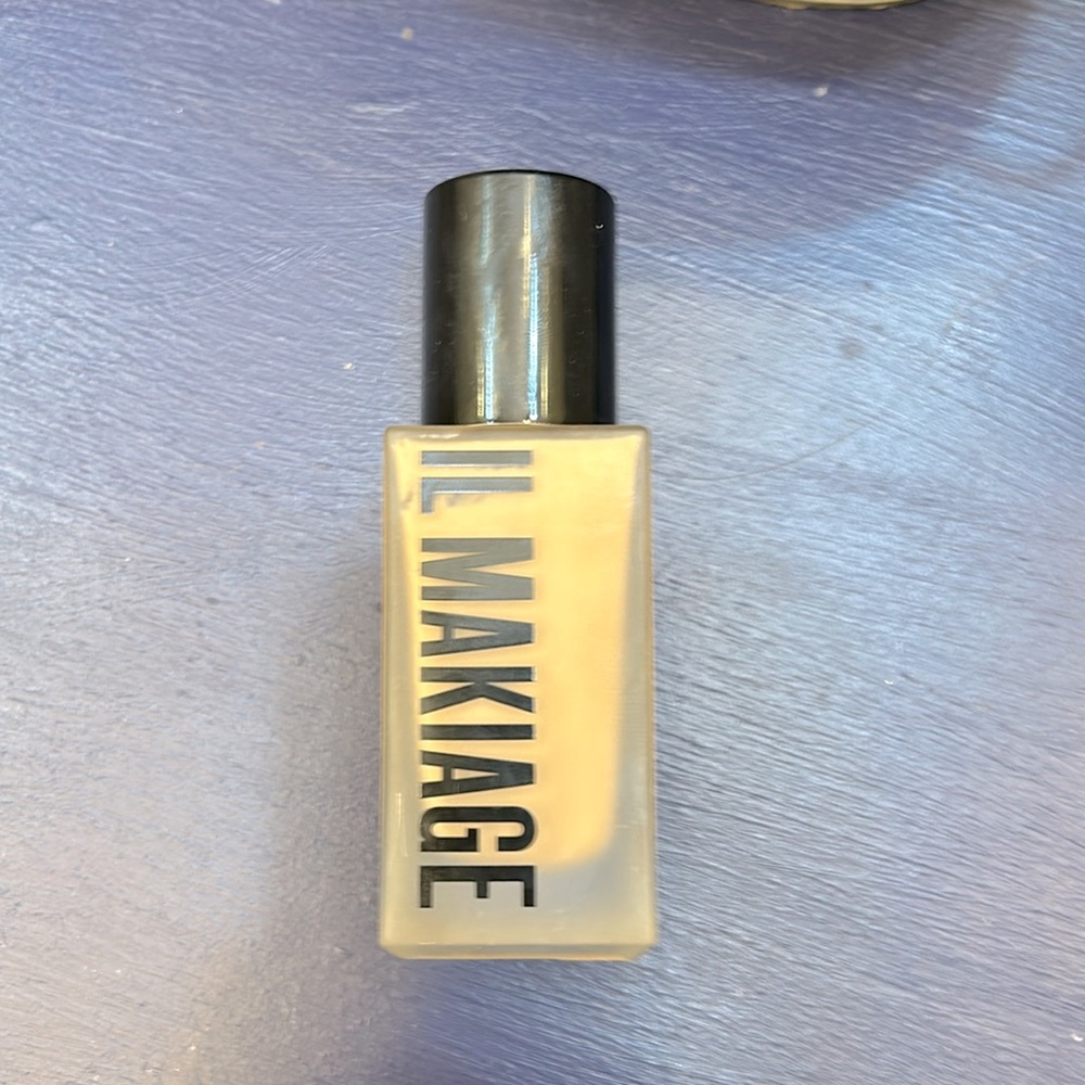 IL MAKIAGE Foundation #60 Light-medium neutral New without box Never Used